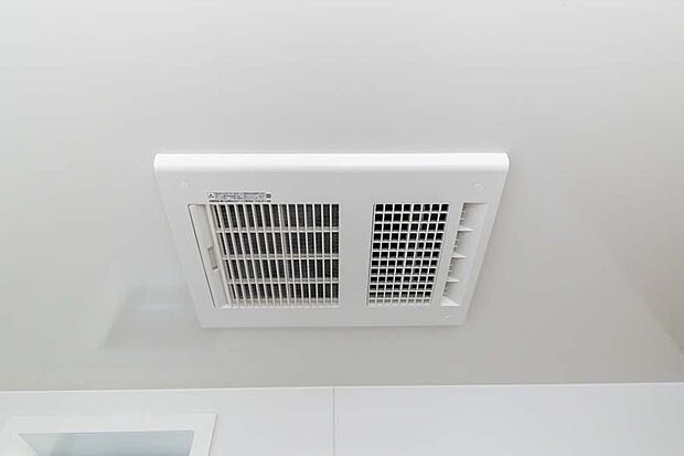 【【換気乾燥暖房機】】換気・乾燥・暖房機能を備えた浴室。シチュエーションに応じて機能を使い分け、いつでも快適な空間を保ちます。