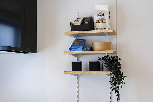 【【パントリー(シェルフ)】】まとめ買いした食品の保存に便利なパントリー。棚は可動式ですので、お好みの高さに調整できます。/6号棟(2025年10月撮影)