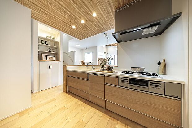 【【キッチン/トクラスBb】】こだわったのは「ベーシックにして上質」という、ものづくりの基本。余計な機能がなく、使い方を限定しない無駄をそぎ落としたシンプルなデザインです。油よごれ、熱に強く、お手入れも簡単です。