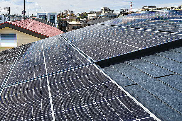 【【ソーラーパネル】】太陽光で発電するソーラーパネルを全棟標準搭載。発電した電気を自家消費して、年々上昇傾向の光熱費を削減することができます。家計にも環境にも優しい住まいです。