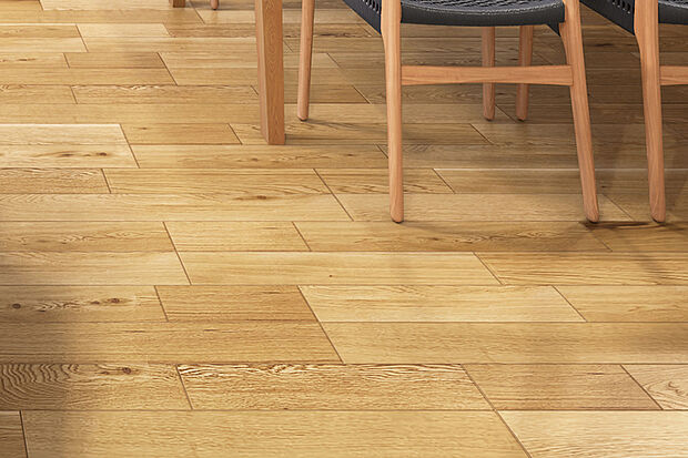 【【マットな質感の突き板フローリング「MRX」】】天然木ならではの自然が創りだした木目や表情が感じられて、美しい意匠を愉しんでいただけます。また、マットな質感で素材感を高めた仕上がりになっています。