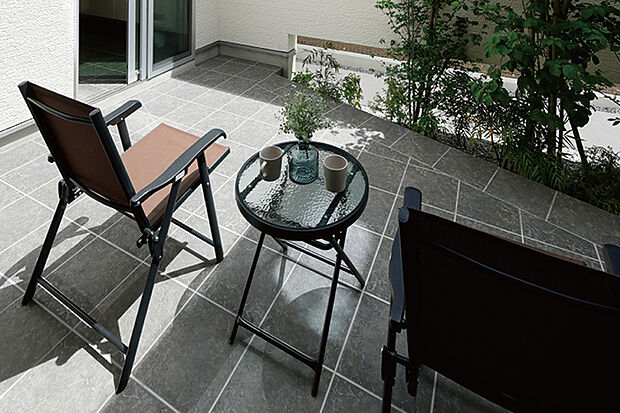 【【タイルテラス】】リビングから気軽につながるタイルテラス。朝のコーヒータイムや子どもの遊び場、休日のランチなどカフェのテラス席のように日常を豊かに楽しめます。※号棟により採用状況が異なります。