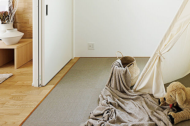 【【フラットスペース/個室スタイル】】テキスタイルフロア敷きスタイル。建具付なので、閉めれば個室として客間などに活用できます。※号棟により採用状況が異なります。