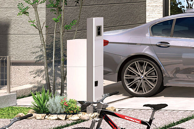 【【宅配ボックス付機能門柱】】不在時も荷物の受取に便利な宅配ボックスを外構部分に設置しました。スタイリッシュなデザインで、街並みにも調和します。