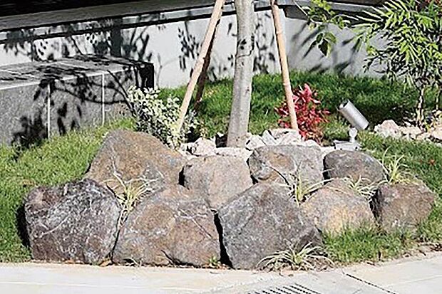 【【鳥海石】】天然石ならではの無骨な造形と深い色合いが、庭に凛とした和の美をもたらします。年月とともに苔むしたり風合いが変化し、暮らすほどに愛着が湧く空間になります。