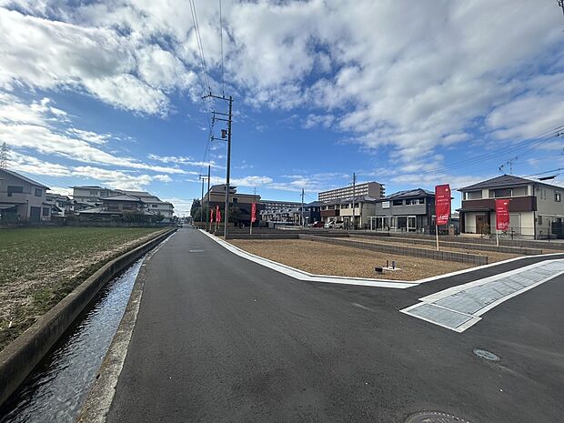 和泉市寺田町に、全区画31~42坪(102.97m2~)の広々とした新しい街並みが誕生します!当分譲地は自由設計に対応しており、ご家族のライフスタイルやこだわりに合わせた間取りプランが実現可能です。