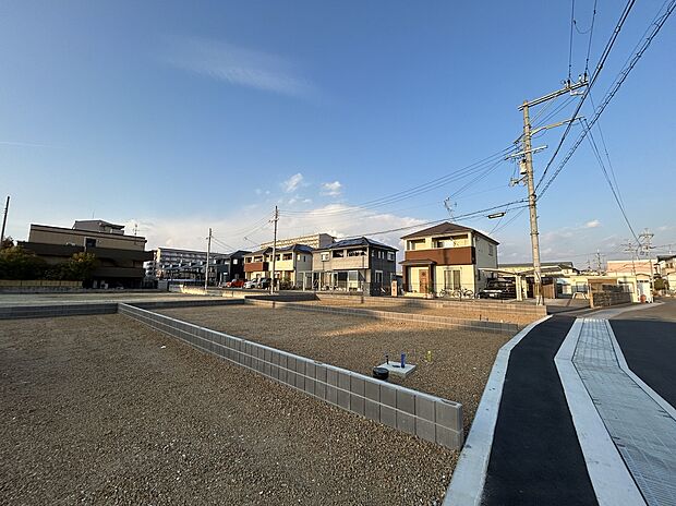 広めの駐車スペースやガーデニングを楽しめるお庭など、ゆとりある敷地を活かしたマイホームづくりを楽しみませんか?土地・建物セット価格3,080万円からご検討いただけます