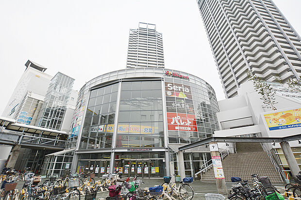 スーパーなどが充実した駅前の環境を利用しながら、ゆったりとした街で暮らしを楽しむことができます。