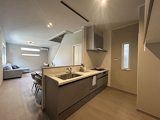 リビングと一体感のある、すっきり魅せる対面キッチン
空間になじむシンプルデザインで、リビング全体を見渡せる配置。家族との会話を楽しみながら家事ができる開放的なキッチンです。