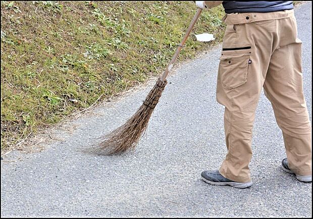 【真心の清掃、徹底したきれいな現場】東昌建設では、きれいな現場を維持するために、現場の方々に現場規則１０ヶ条を徹底してます。その一つとして、毎週火曜日15：00より２０分間、大工さんと当社社員が現場を一斉に清掃します。これは「良い家づくりはきれいな現場から」という基本理念に基づくもので、現場の方が気持ち良く仕事ができる環境をつくることが、当社の良い仕事・良い家づくりにつながっています。