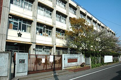 小津中学校 約600ｍ(徒歩8分)