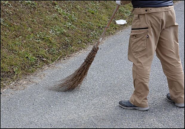 【真心の清掃、徹底したきれいな現場】東昌建設では、きれいな現場を維持するために、現場の方々に現場規則１０ヶ条を徹底してます。その一つとして、毎週火曜日15：00より２０分間、大工さんと当社社員が現場を一斉に清掃します。これは「良い家づくりはきれいな現場から」という基本理念に基づくもので、現場の方が気持ち良く仕事ができる環境をつくることが、当社の良い仕事・良い家づくりにつながっています。
