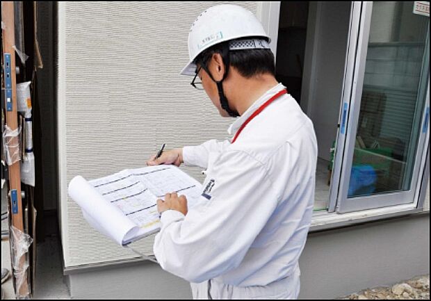 【安全をお約束する万全な検査体制】東昌建設では施工における品質管理に万全を期すため、建築工事の各過程で厳重な検査を行なっています。第3者機関の検査に加え、専門的な知識を持った現場監督・専任検査員による入念な検査は、配筋・基礎や上棟・防水・断熱・水道など、全16工程・200項目以上。妥協のない品質管理体制で、住まいの安全を確かなものにします。