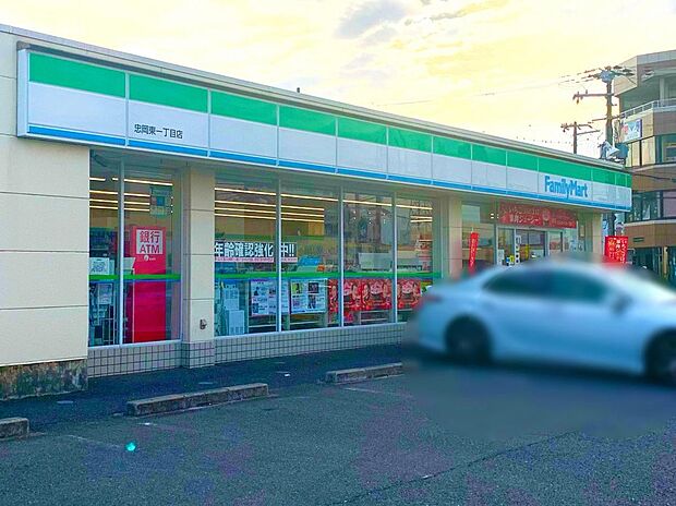 ファミリーマート小浦忠岡東店(約80m)