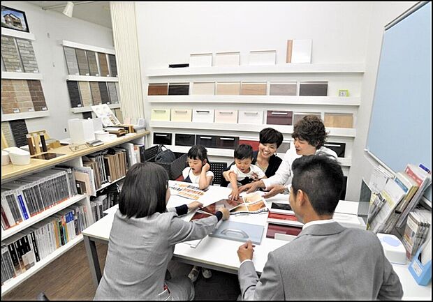 【納得いくまでお家の打ち合わせは何度でも!】東昌建設は、高いデザイン性とともに、暮らす人の目線で生活動線を考えた快適なプランを提案いたします。経験豊かな設計士が日当たりや空間のゆとりなどを緻密に計算し、より快適に暮らすための工夫を日々創り続けています