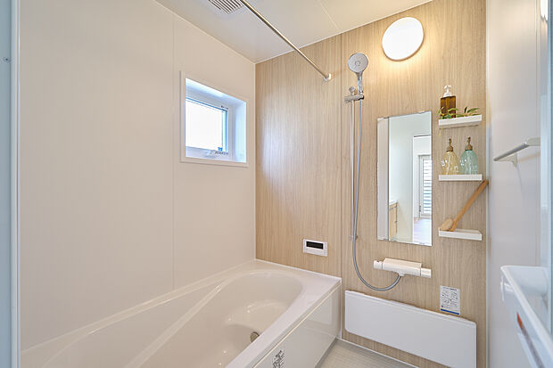【31号地モデルハウス（浴室）】流行りの折り畳みカウンターを採用。洗い場スペースも広くお使いいただくことができます。