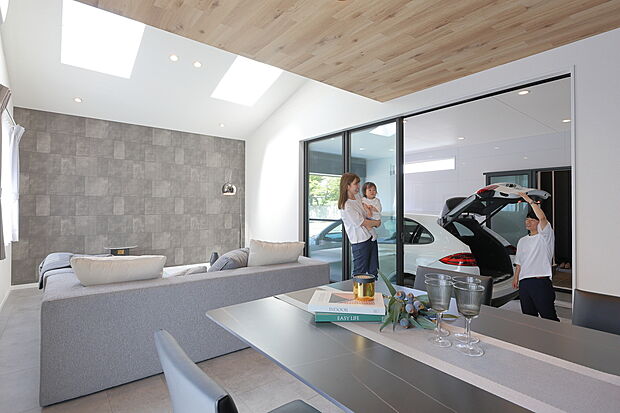 【【LDK/施工事例】】ご家族が集うLDKは、約22.0帖の広々空間！ソファでくつろぎながら愛車を眺めることも◎まるでショールームのような特別な空間に仕上げています。