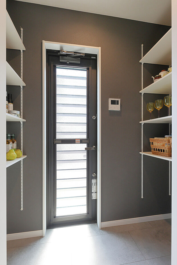 【【パントリー/施工事例】】キッチン横に設けたパントリー。食料品のストックを収納したり、ちょっとした小物も入れられるので、キッチンからリビングまわりをスッキリと片付けられます。