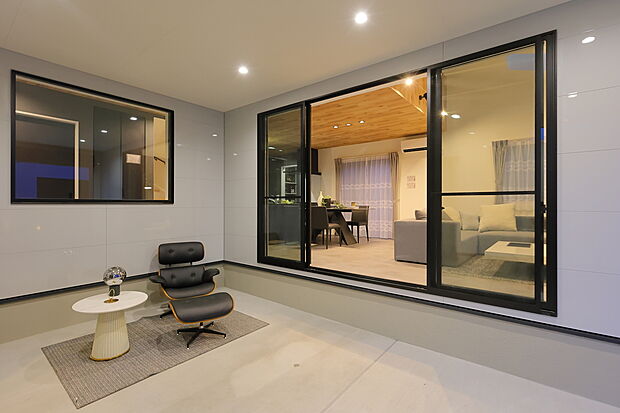 【【ビルトインガレージ/施工事例】】夜のビルトインガレージは、リビングの灯りとともに住まいを演出。お酒を楽しんだり、愛車を眺めながらゆったり過ごす時間も魅力です。