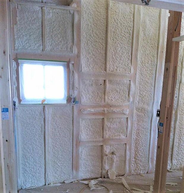 【【硬質ウレタンフォーム吹付断熱材】】魔法瓶のような住まいを実現する、硬質ウレタンフォーム吹付断熱を標準採用。隙間なく充填された断熱材が、室内温度を一定に保ち、一年を通して快適な住環境を実現します。