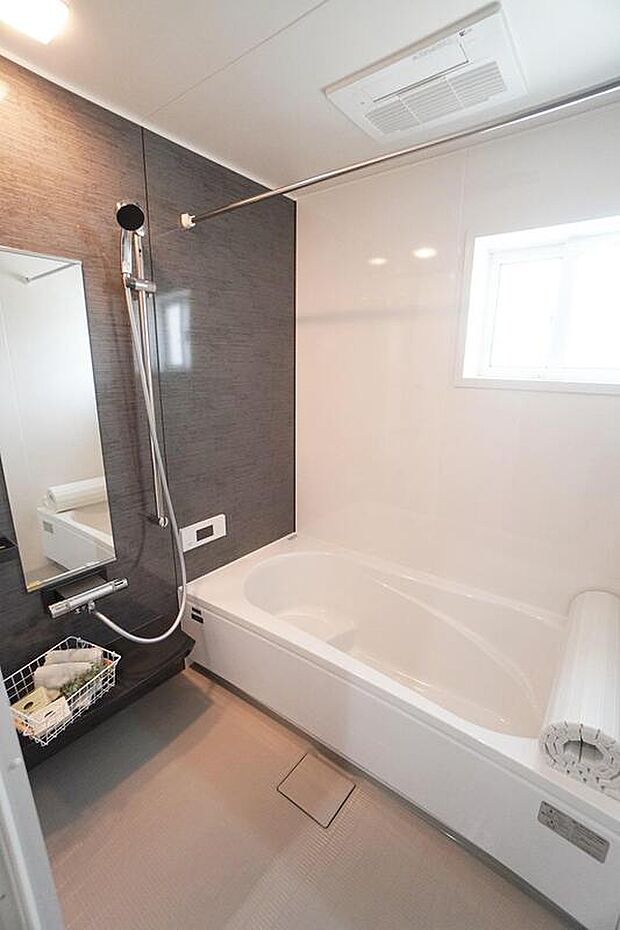 【【浴室/施工事例】】グレーのアクセントパネルを採用した浴室。一日の疲れをゆったりと癒していただけます。浴室乾燥機付きなので、雨の日や深夜でも洗濯物を乾かせます。