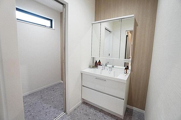 【【洗面室/施工事例】】洗面室と脱衣室がわかれているので、ご家族が入浴中でも気兼ねなく洗面室の利用が可能◎同時にそれぞれのスペースを利用できるので、朝の忙しい時にも便利です。