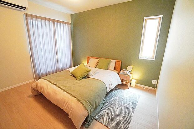 【【洋室/施工事例】】グリーンのアクセントクロスが落ち着いた雰囲気でリラックスして過ごせそうです。主寝室としてオススメ。掃き出し窓からバルコニーへ出入り可能。