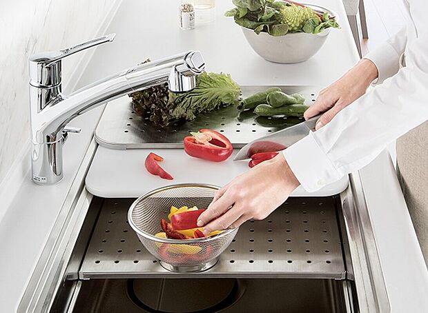 【ユーティリティシンク】食器収納点数は約37点、およそ家族５人分を一度に洗浄・乾燥。
毎日の家事を時短して家族団らんの時間を増やしましょう。