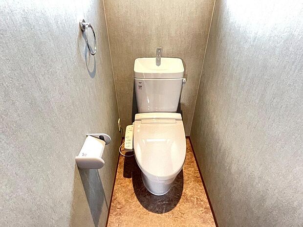 【トイレ施工例】INAXベーシア フチレス形状で汚れがたまりにくく、掃除がしやすいのが魅力の節水型トイレです。