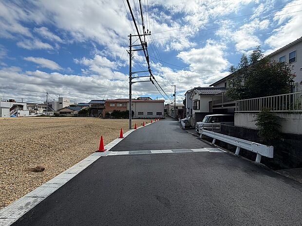 【前面道路】約6.0mまで道路拡幅済のため、すれ違いもスムーズです。