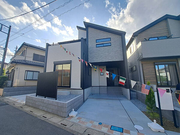 街並みにもよく馴染む、すっきりとした外観デザインです！　
