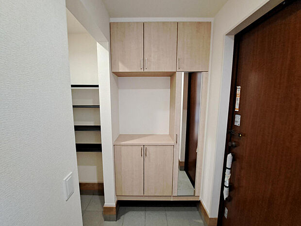 姿見付きの下駄箱で、お家を出る前に今日のコーディネートの最終チェックをすることができます♪　