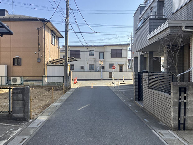 前面道路は見通しが良く、お車の出入りもスムーズに行えます！　