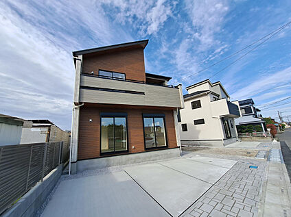 明るくおしゃれな雰囲気が印象的な外観の住まいです！