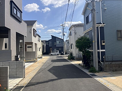 前面道路は見通しが良く、お車の出入りもスムーズに行えます！