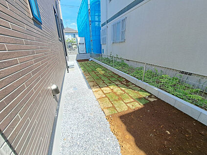 隣地との距離もあり、ゆとりを感じられる住環境です！