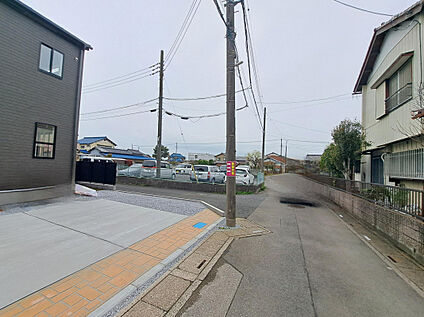前面道路は開放感があり、気持ちよくお住まいいただけそうな立地