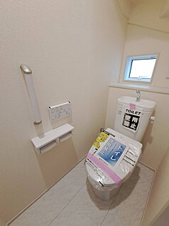 窓付きで明るく、換気もしやすい快適なトイレスペースです！