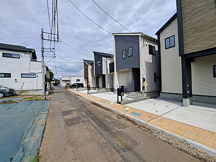 前面道路は住宅街の落ち着いた環境で、静かで住みやすい立地とな