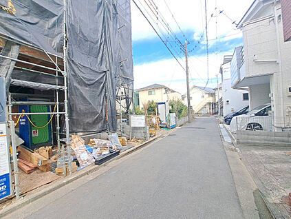 前面道路はゆとりがあり、車の運転や駐車もしやすい環境です！