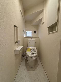 【トイレ】窓付きで明るく快適なトイレです♪