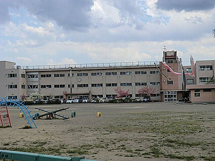 篠津小学校 748m
