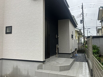 すっきりと整えられた玄関まわりで、気持ちよくお出迎えしてくれ