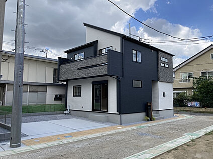【外観/1号棟】周囲の街並みに調和する、落ち着いた佇まいです