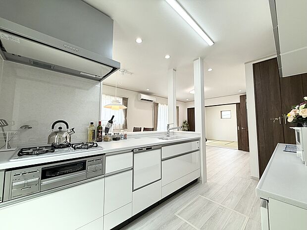 【キッチン】ママの大好きなカウンターキッチンを設備☆リビング全体を見渡すことができ、LDKにいる家族とのコミュニケーションをとるのにバッチリ!パントリーはもちろん、食洗器や床下収納も完備!