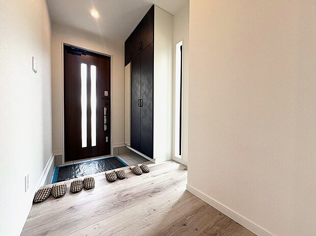 【玄関】光を取り入れた明るい玄関は風水において良いとされています☆玄関ホールには靴などが入る玄関収納庫があり棚も調整できるので長靴やブーツも収納できます。