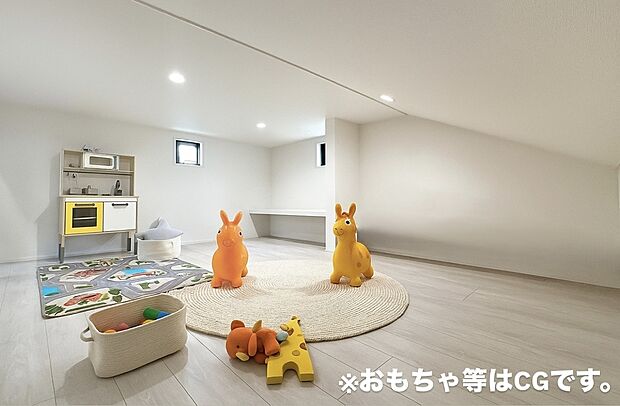 【屋根裏大収納庫】屋根裏大収納庫なのにフローリング仕様☆照明、採光窓やカウンター完備なので、収納だけでなく、リモートワークスペースとして、また、お子さまの遊び場としてもご利用いただけます！