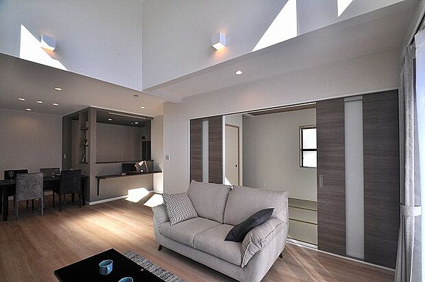 リビングダイニングには床暖房を設置。ダイニング横には和室5.2帖の続き間となっておりお子様のお昼寝やキッズスペースとして活用いただけます。