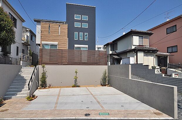 南向きの明るい前面道路に面した建物。お庭でガーデニングや家庭菜園などにもご利用いただけます。2台分の駐車スペースで車の出し入れも安心。すっきり整った外観が、暮らしやすさを感じさせます。