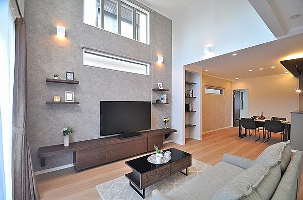 【リビング】LDKは20.7帖の広さを確保。約4mの吹き抜けと南面の掃き出し窓で明るく開放的なリビング。家族が自然と集まる、心地よい団らん空間を演出します。